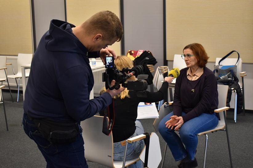Zdjęcie przedstawia uczestników szybkich randek. Zdjęcie przedstawia uczestników szybkich randek.