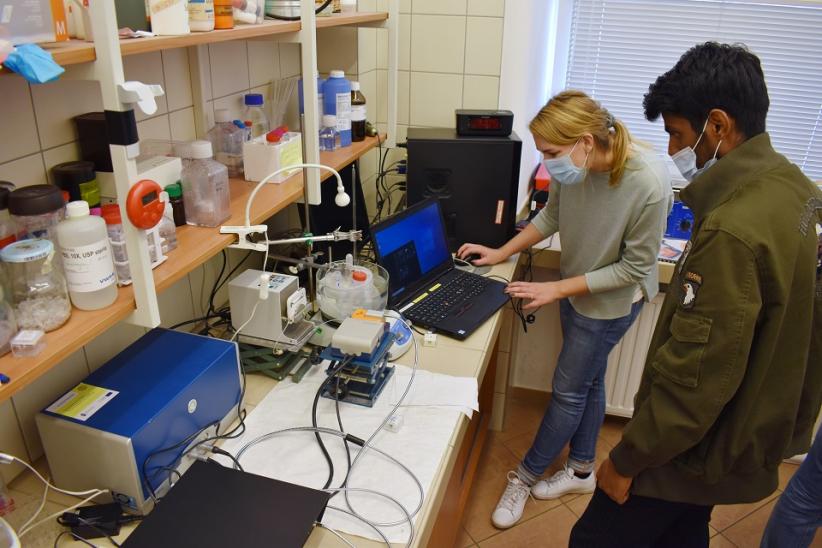 Sara Larsson (firma Insplorion AB) i mgr Swamy Kasarla (doktorant LBIS WCh PW) podczas testowania nowej aparatury. Sara Larsson (firma Insplorion AB) i mgr Swamy Kasarla (doktorant LBIS WCh PW) podczas testowania nowej aparatury.