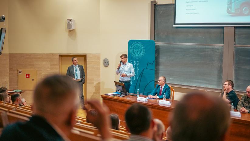 Zdjęcie debatujących osób. Zdjęcie debatujących osób.