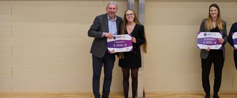 Finał pierwszej edycji konkursu 3MT® na PW - Natalia Izdebska z nagrodą za I miejsce oraz Prorektor ds. Nauki prof. Mariusz Malinowski