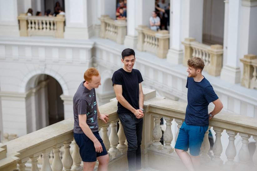 Zdjęcie przedstawiające studentów w Gmachu Głównym PW.